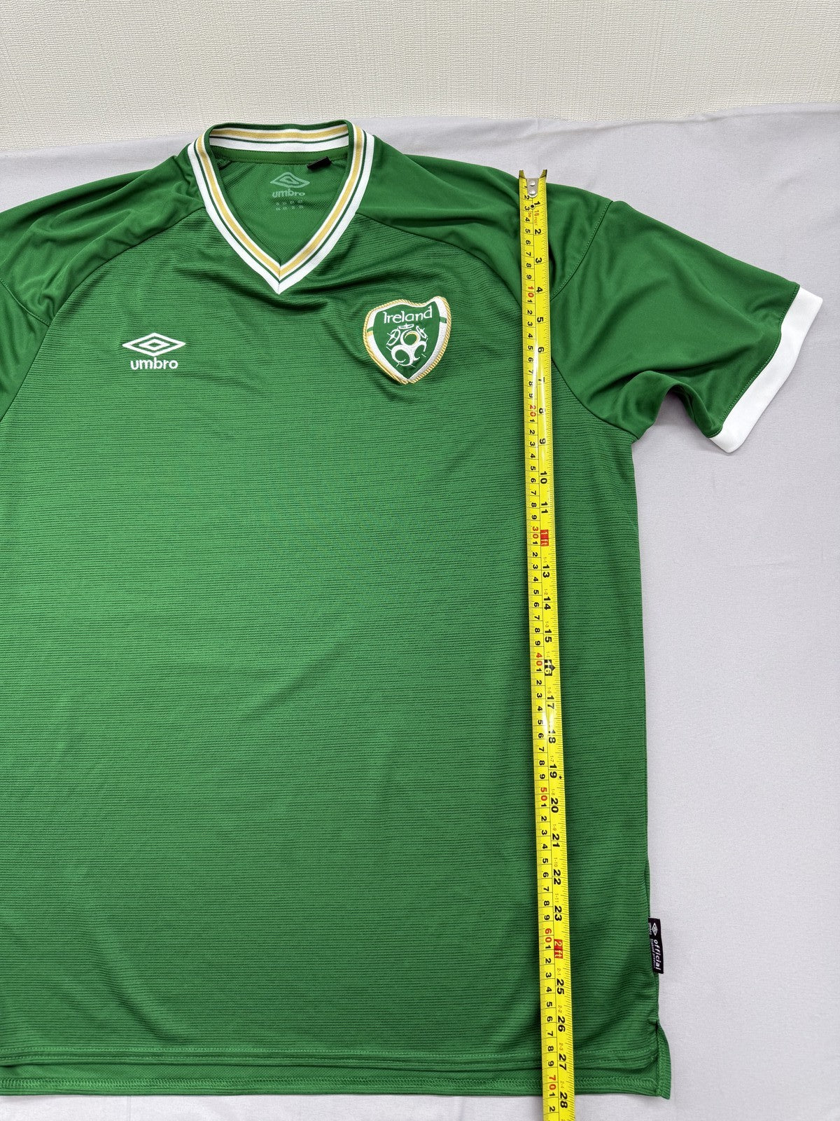 Umbro Men XXL Green V-Neck Jersey Short Sleeve Polyester White Cuffs