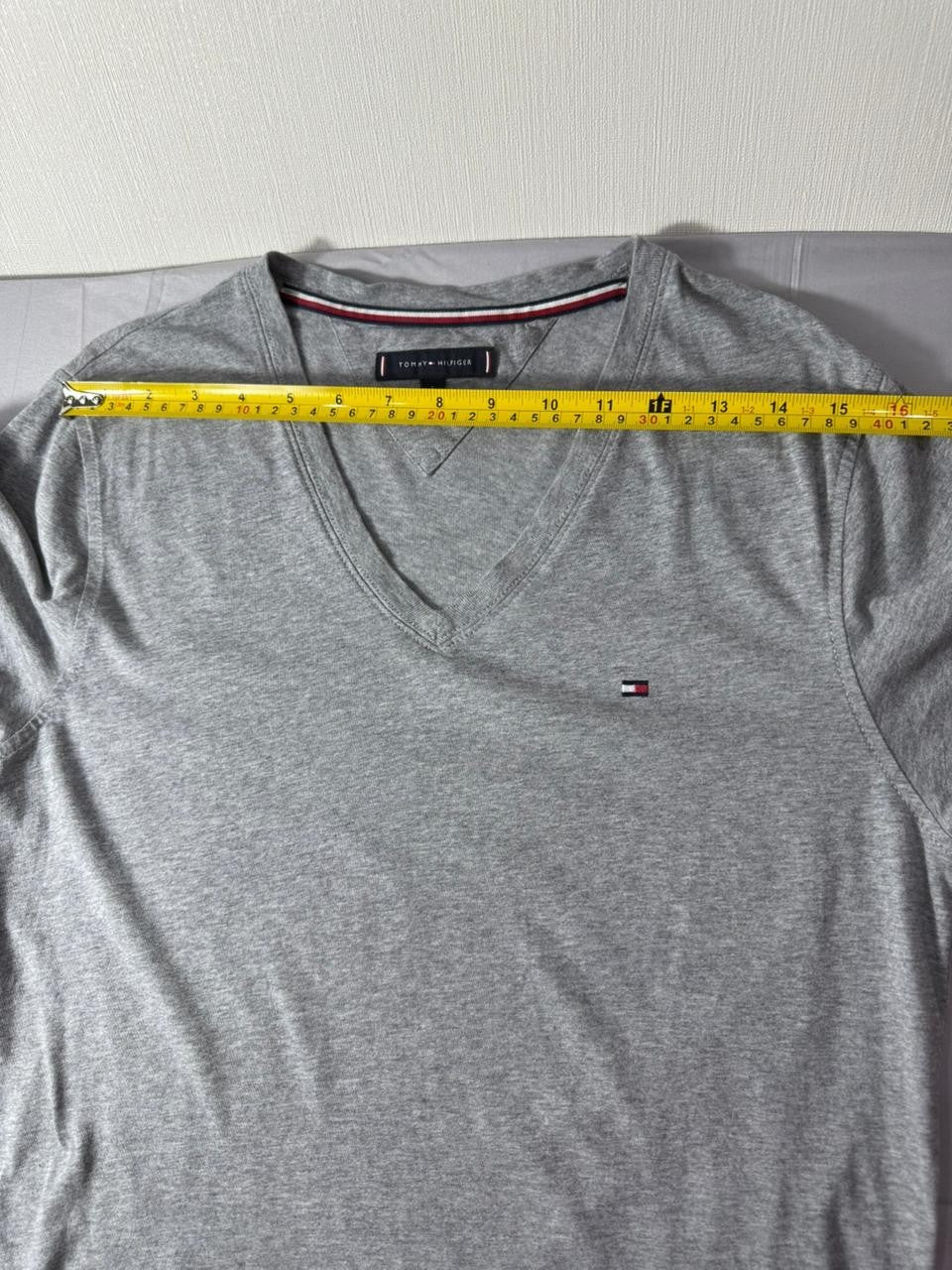 Tommy Hilfiger Men's V-Neck T-Shirt Grey Size S Small Short Sleeve