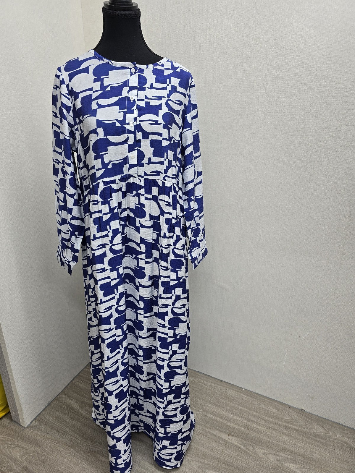 Bebe Women's L Blue White Geometric Pleated Long Maxi Dress