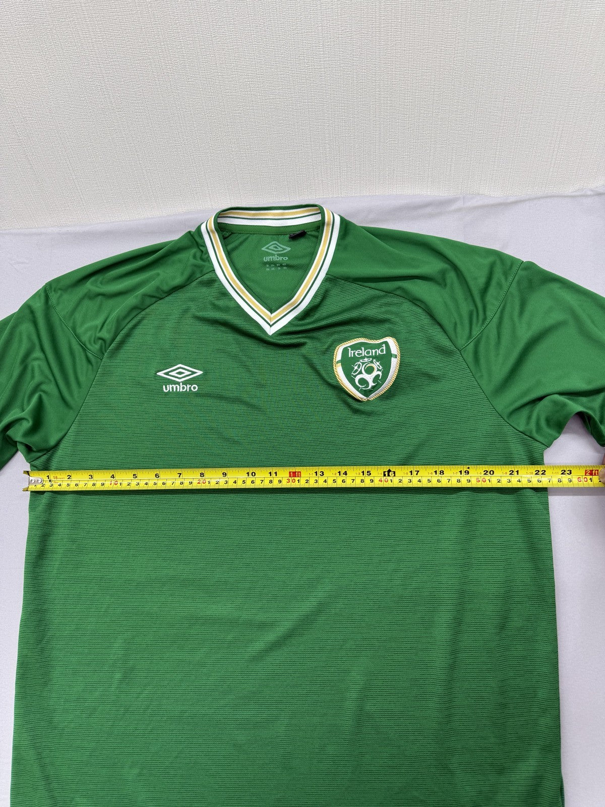 Umbro Men XXL Green V-Neck Jersey Short Sleeve Polyester White Cuffs