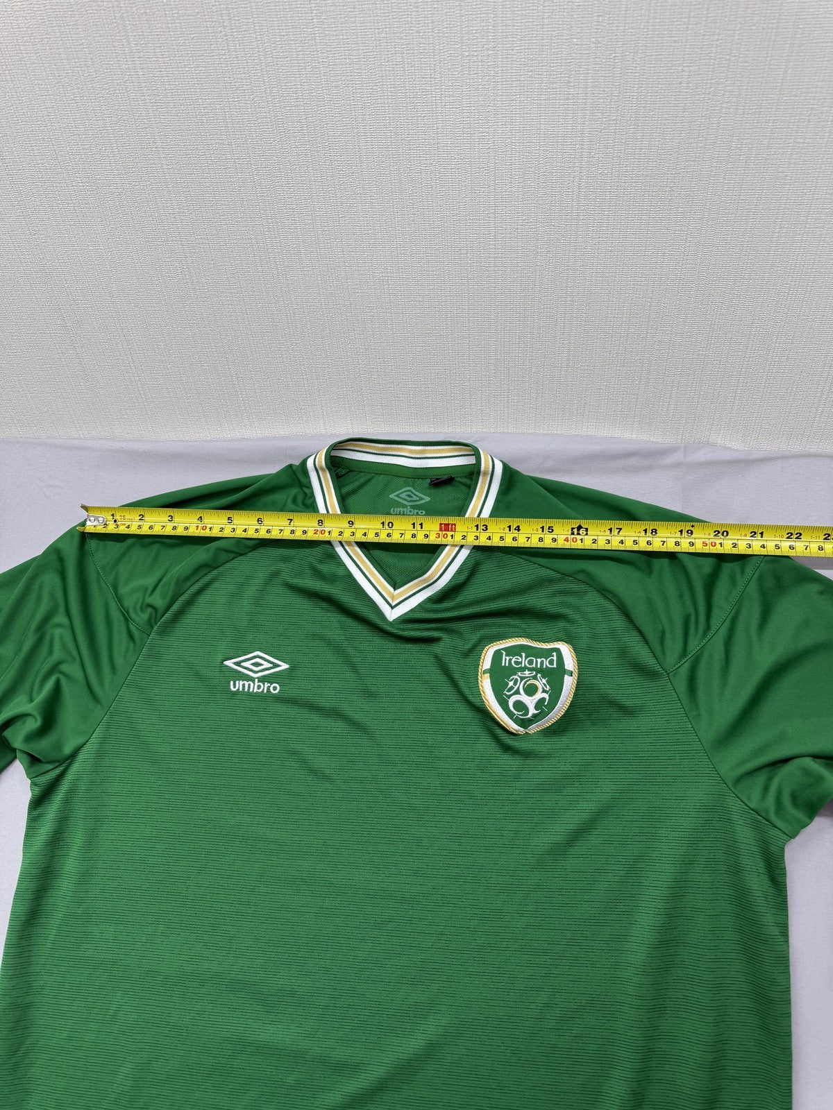 Umbro Men XXL Green V-Neck Jersey Short Sleeve Polyester White Cuffs