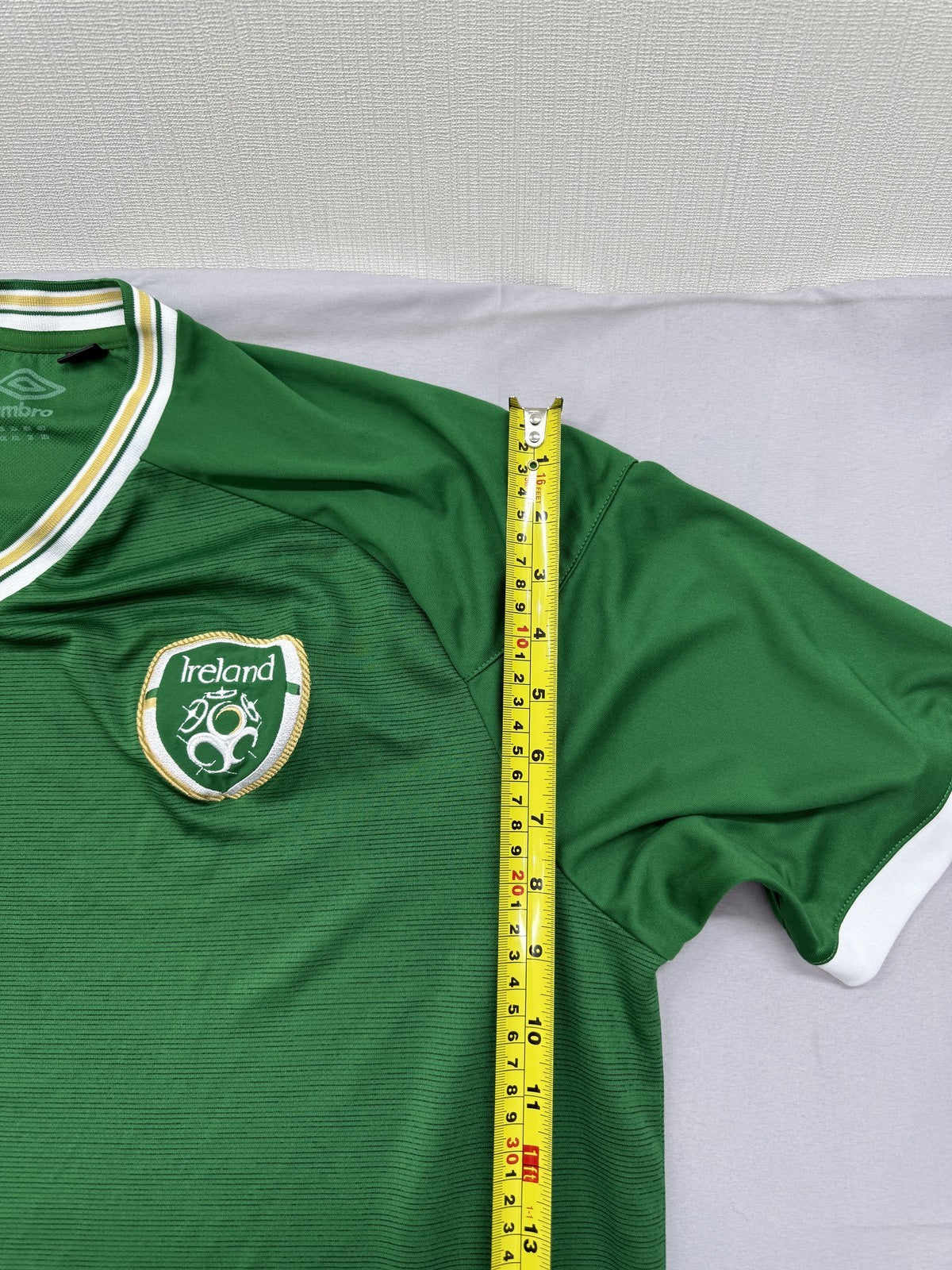 Umbro Men XXL Green V-Neck Jersey Short Sleeve Polyester White Cuffs