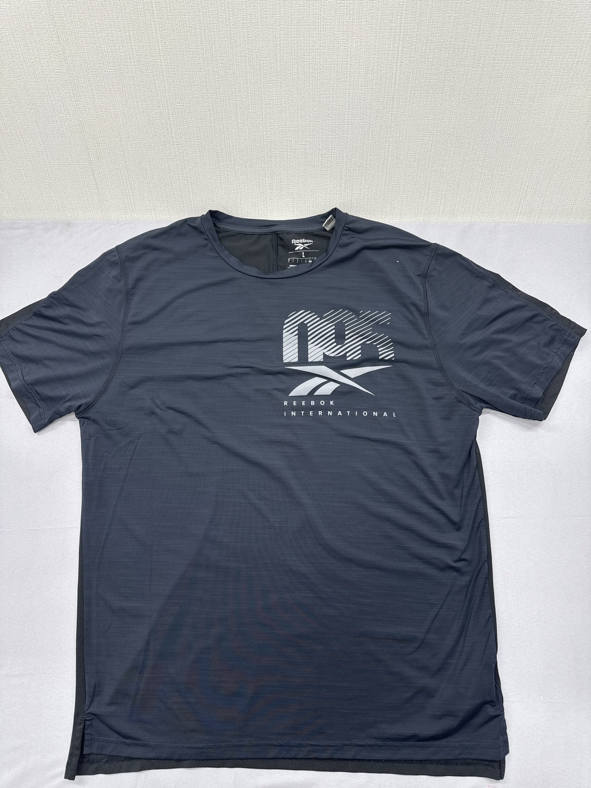 Reebok Men's Navy L Active-Chill Graphic T-Shirt Short Sleeve