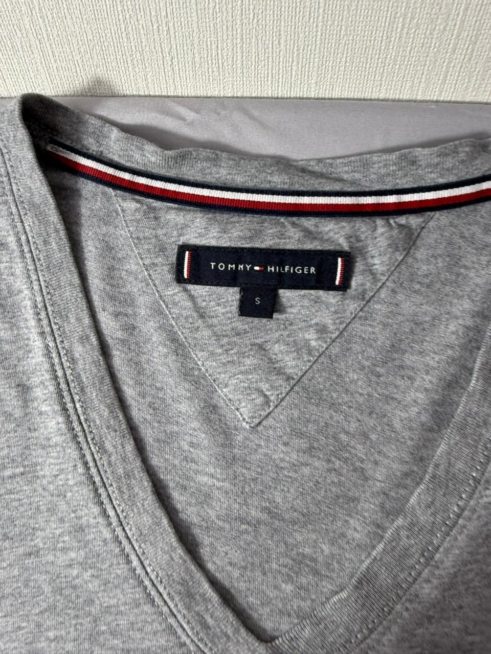 Tommy Hilfiger Men's V-Neck T-Shirt Grey Size S Small Short Sleeve