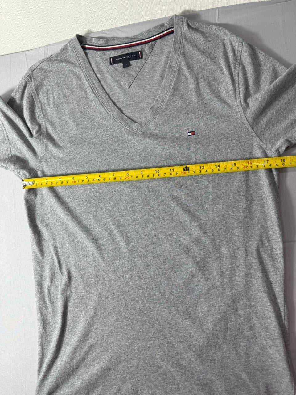 Tommy Hilfiger Men's V-Neck T-Shirt Grey Size S Small Short Sleeve